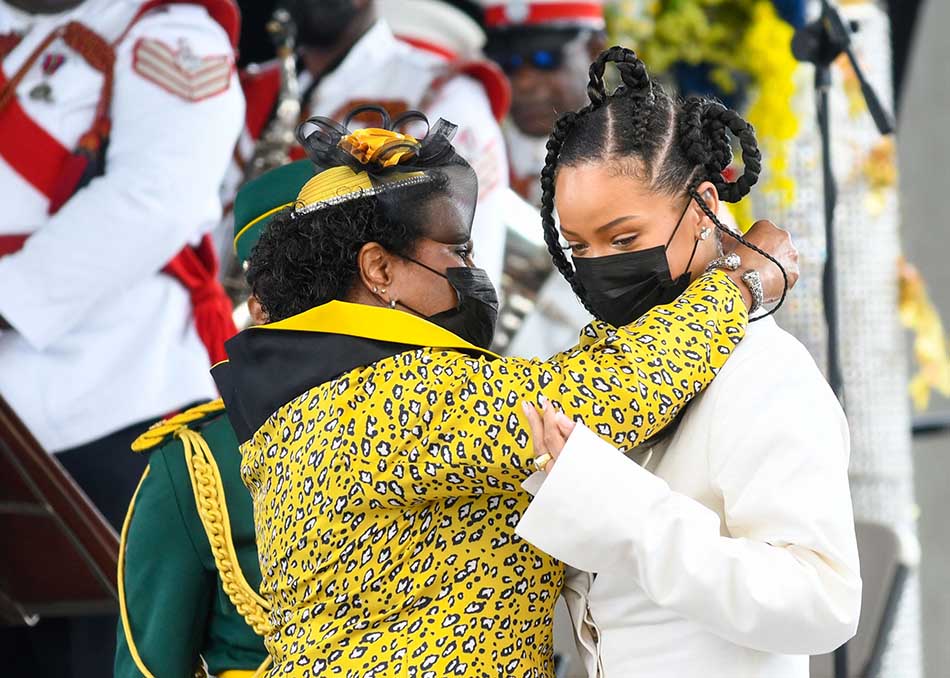 Penyanyi Rihana Dianugerahi Gelar Kehormatan Pahlawan