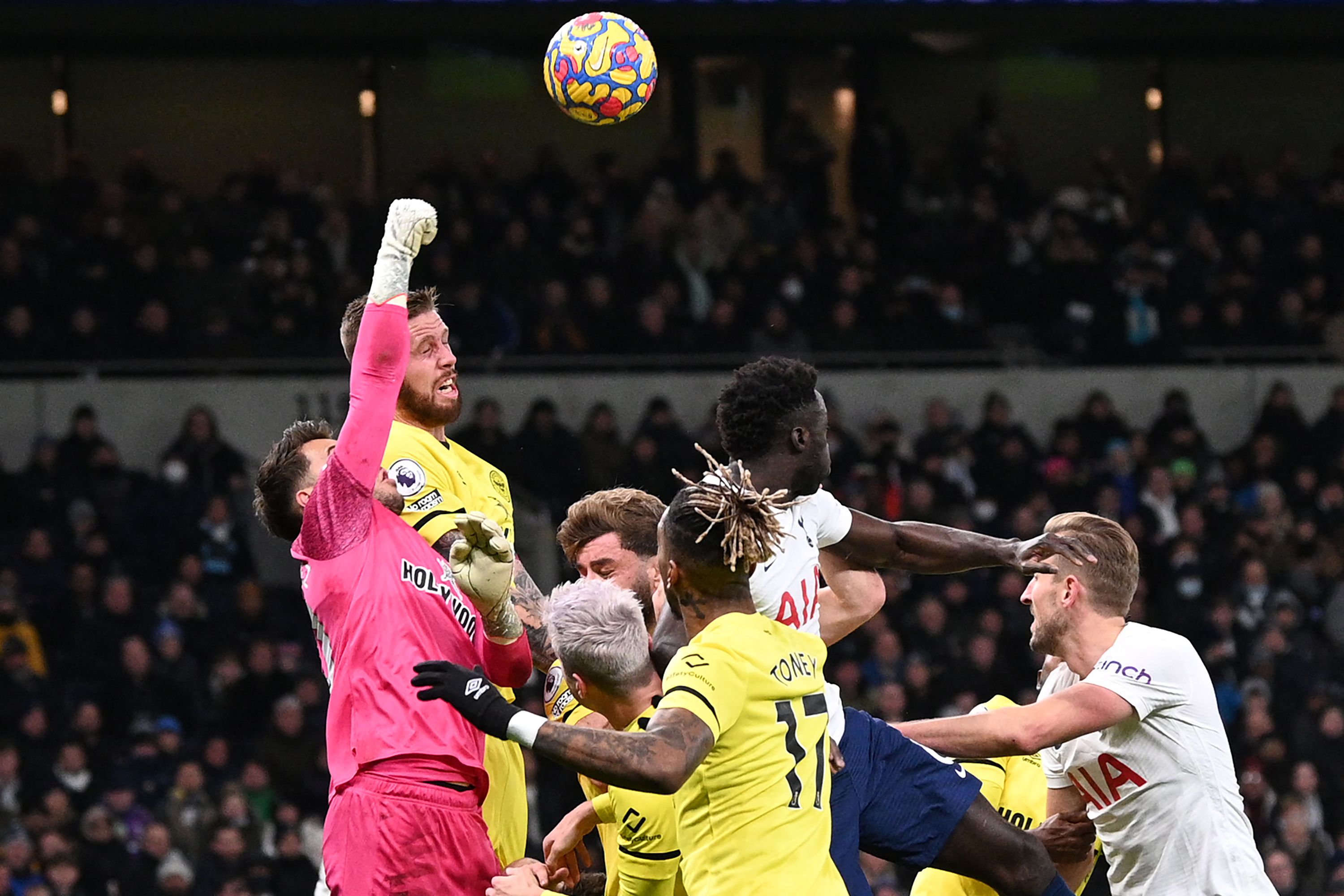 The Lilywhites Menang Atas Brentford 