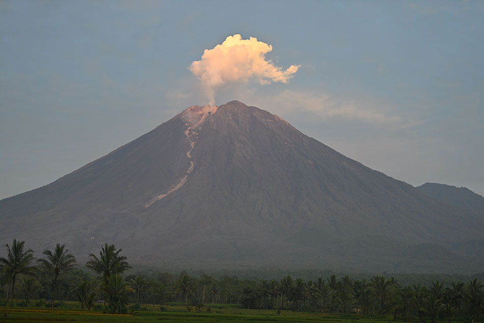 Gunung Semeru Keluarkan Lava Pijar