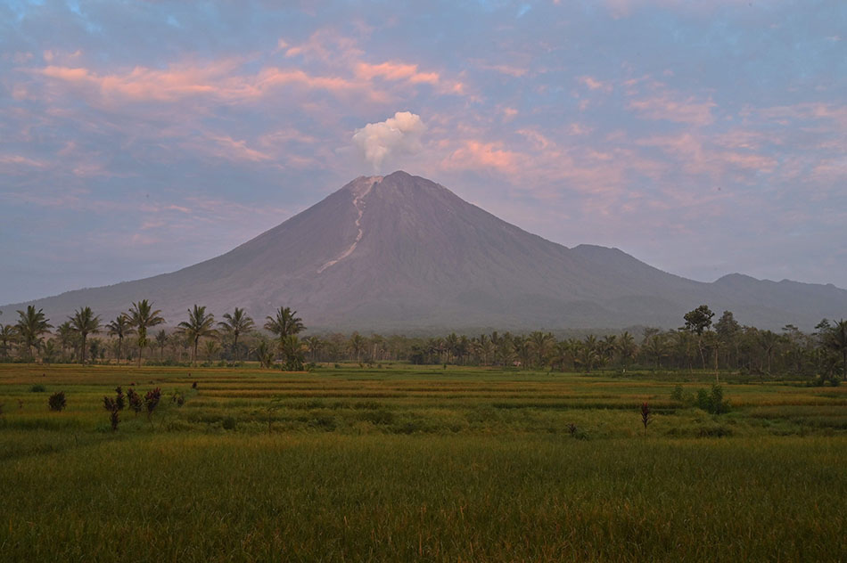 Gunung Semeru Keluarkan Lava Pijar