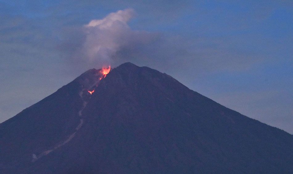Gunung Semeru Keluarkan Lava Pijar