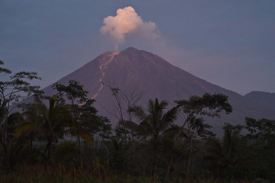 Gunung Semeru Keluarkan Lava Pijar