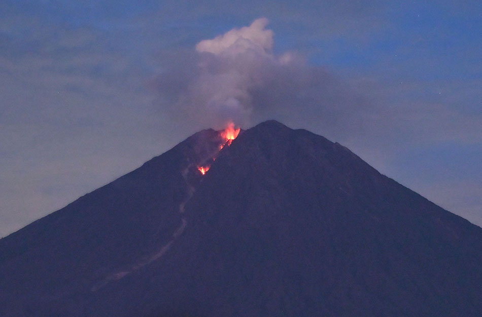 Gunung Semeru Keluarkan Lava Pijar