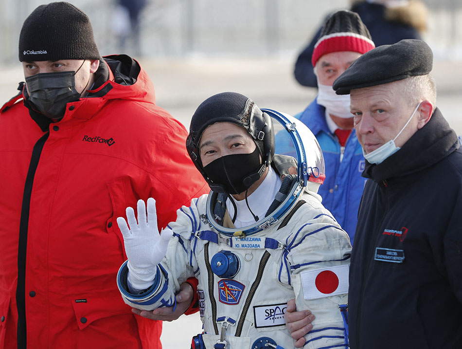 Miliarder Jepang Wisata ke Luar Angkasa