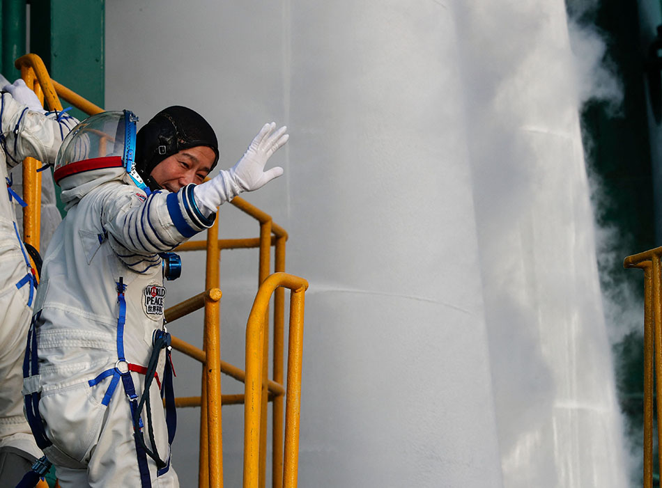 Miliarder Jepang Wisata ke Luar Angkasa