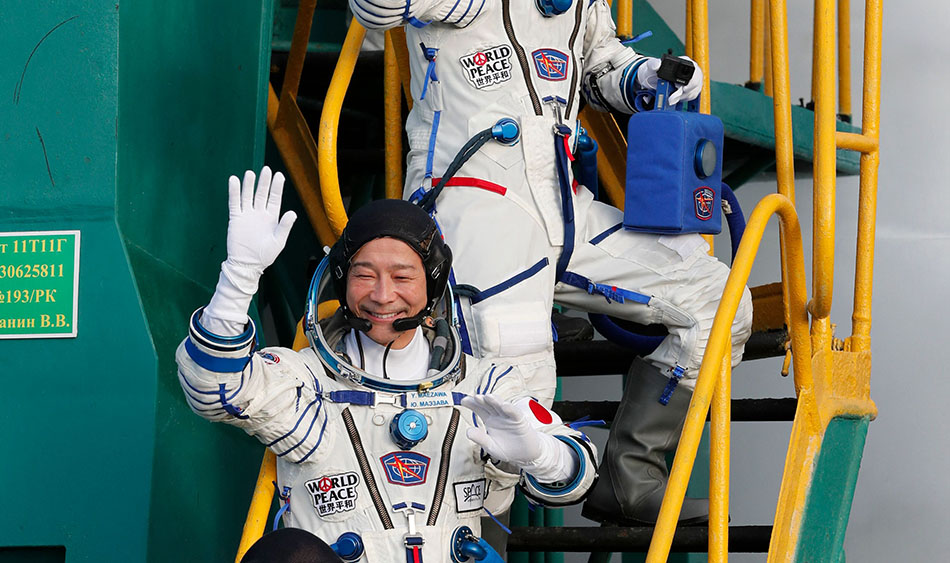 Miliarder Jepang Wisata ke Luar Angkasa