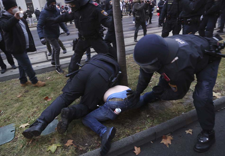  Protes Pembatasan dan Wajib Vaksin di Austria