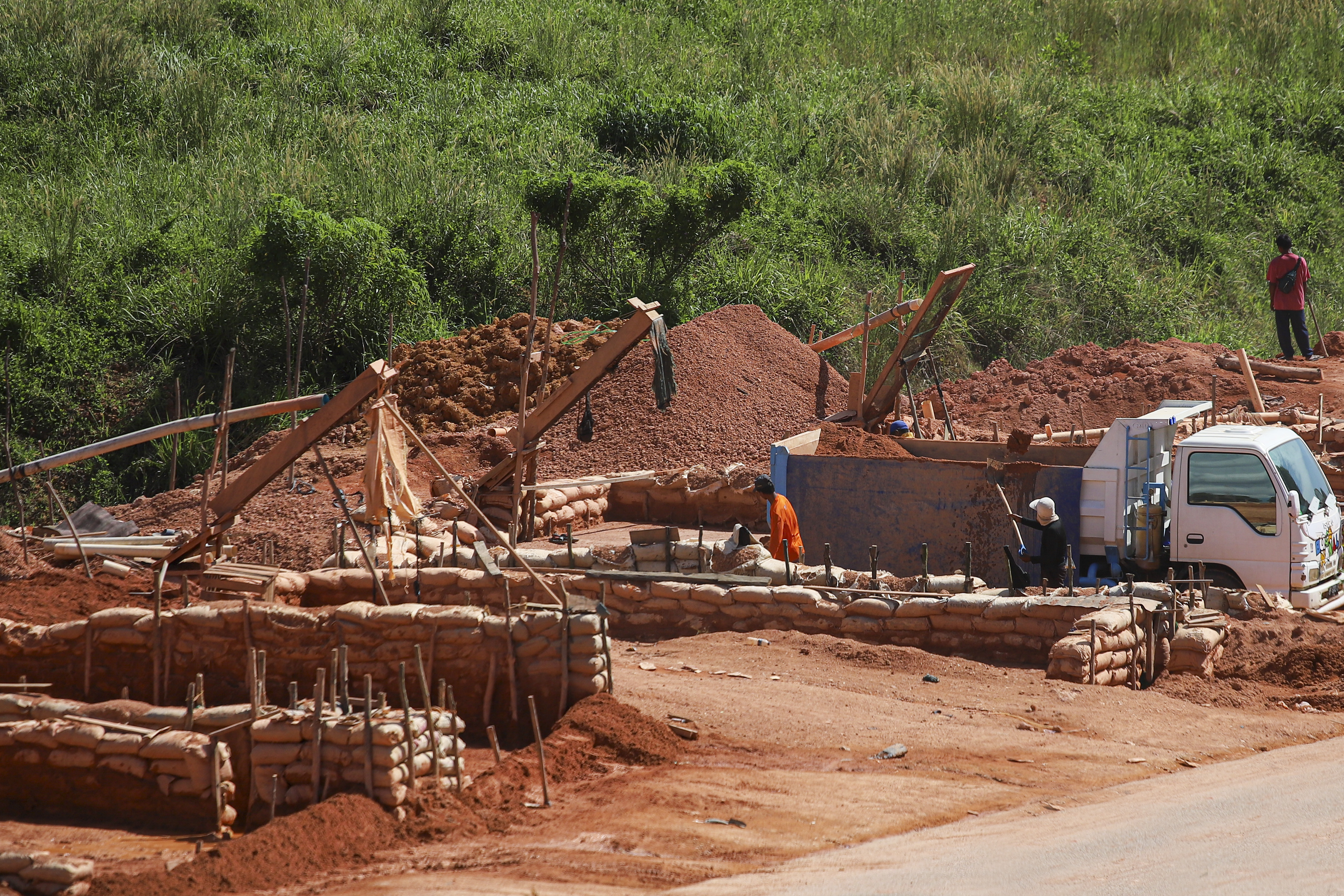 Warga Keluhkan Aktivitas Tambang Pasir Ilegal