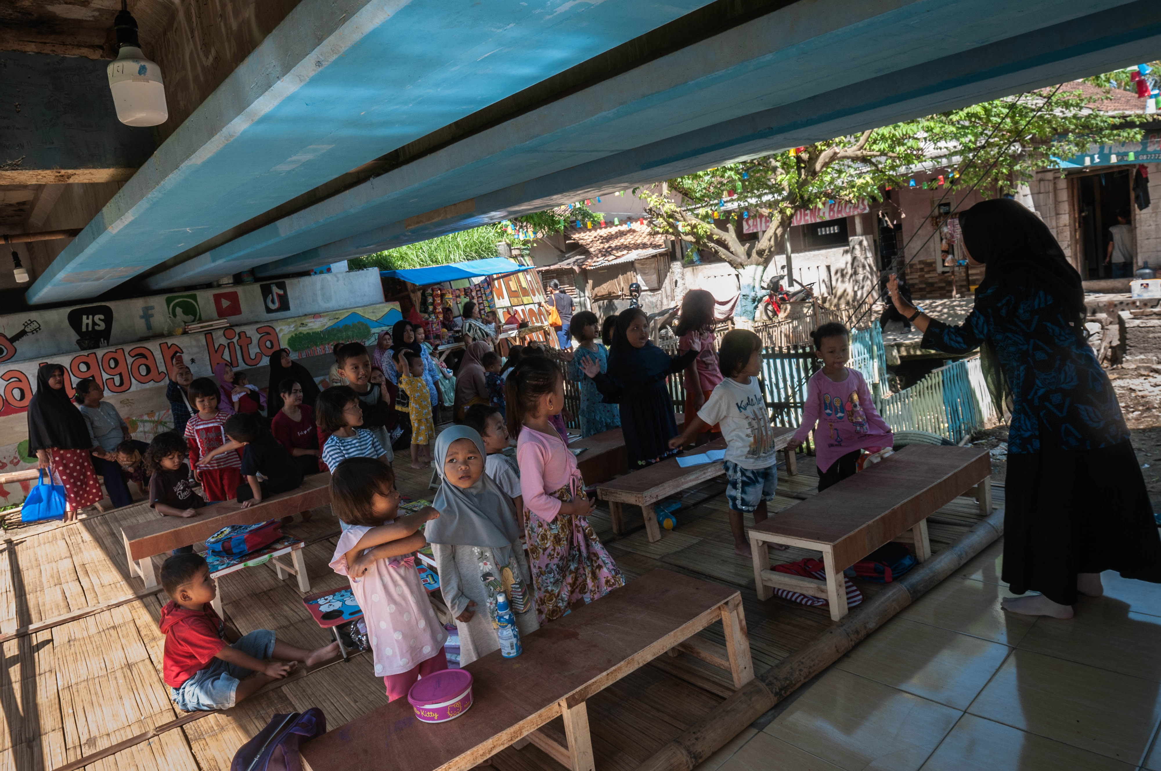 Belajar dan Bermain di Kolong Jembatan