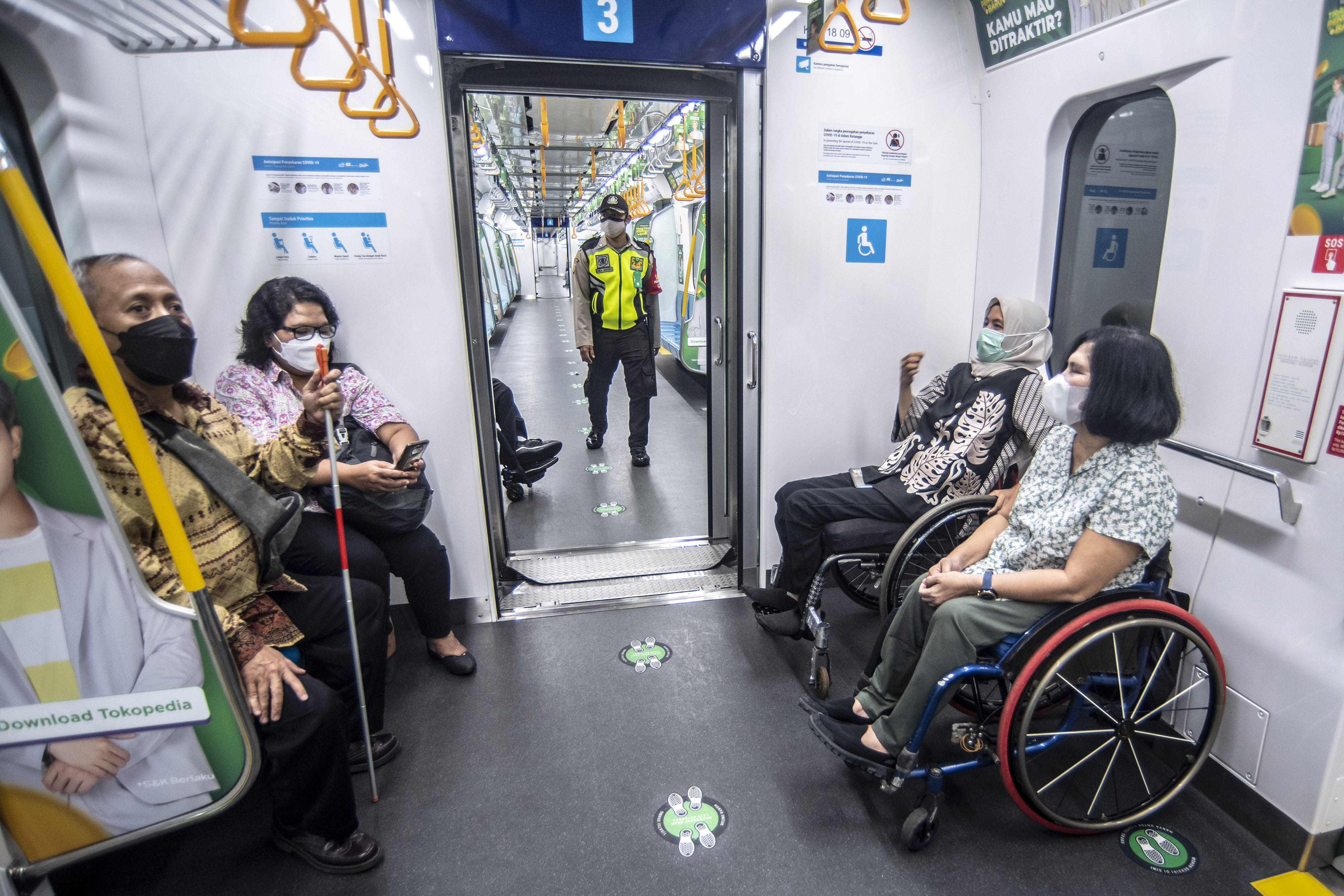 Penyandang Disabilitan Mencoba MRT Pada Hari Disabilitas Internasional