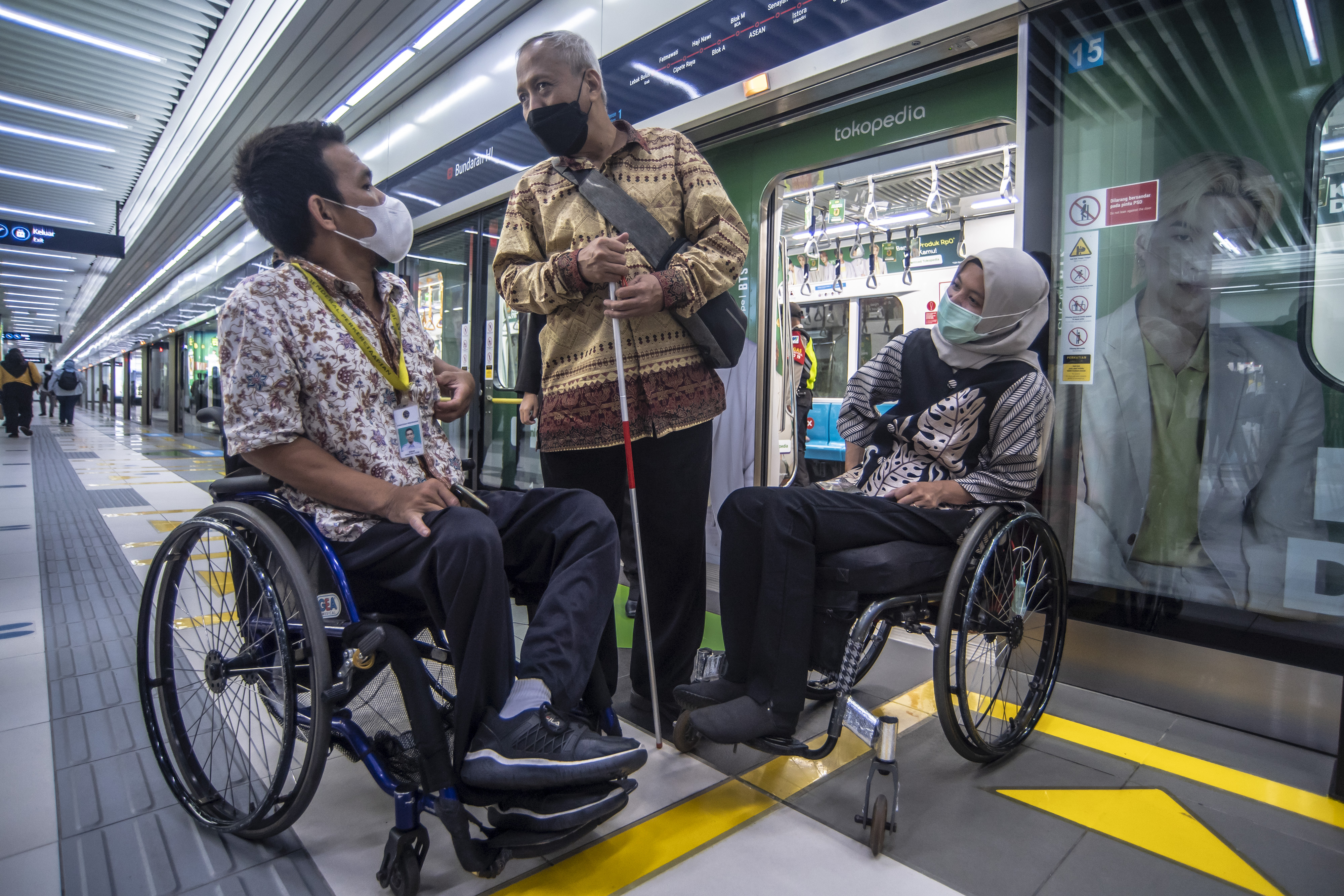 Penyandang Disabilitan Mencoba MRT Pada Hari Disabilitas Internasional