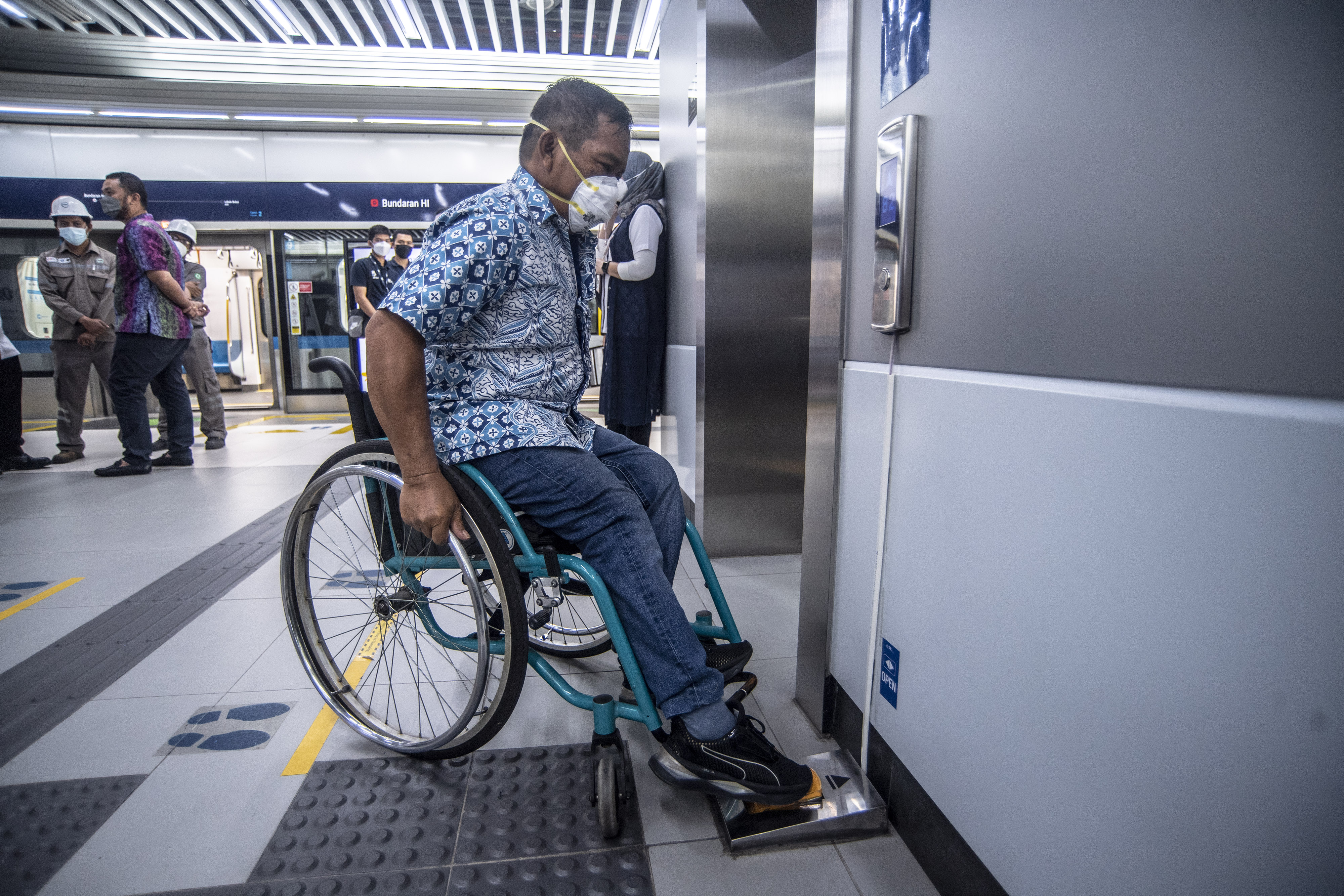 Penyandang Disabilitan Mencoba MRT Pada Hari Disabilitas Internasional