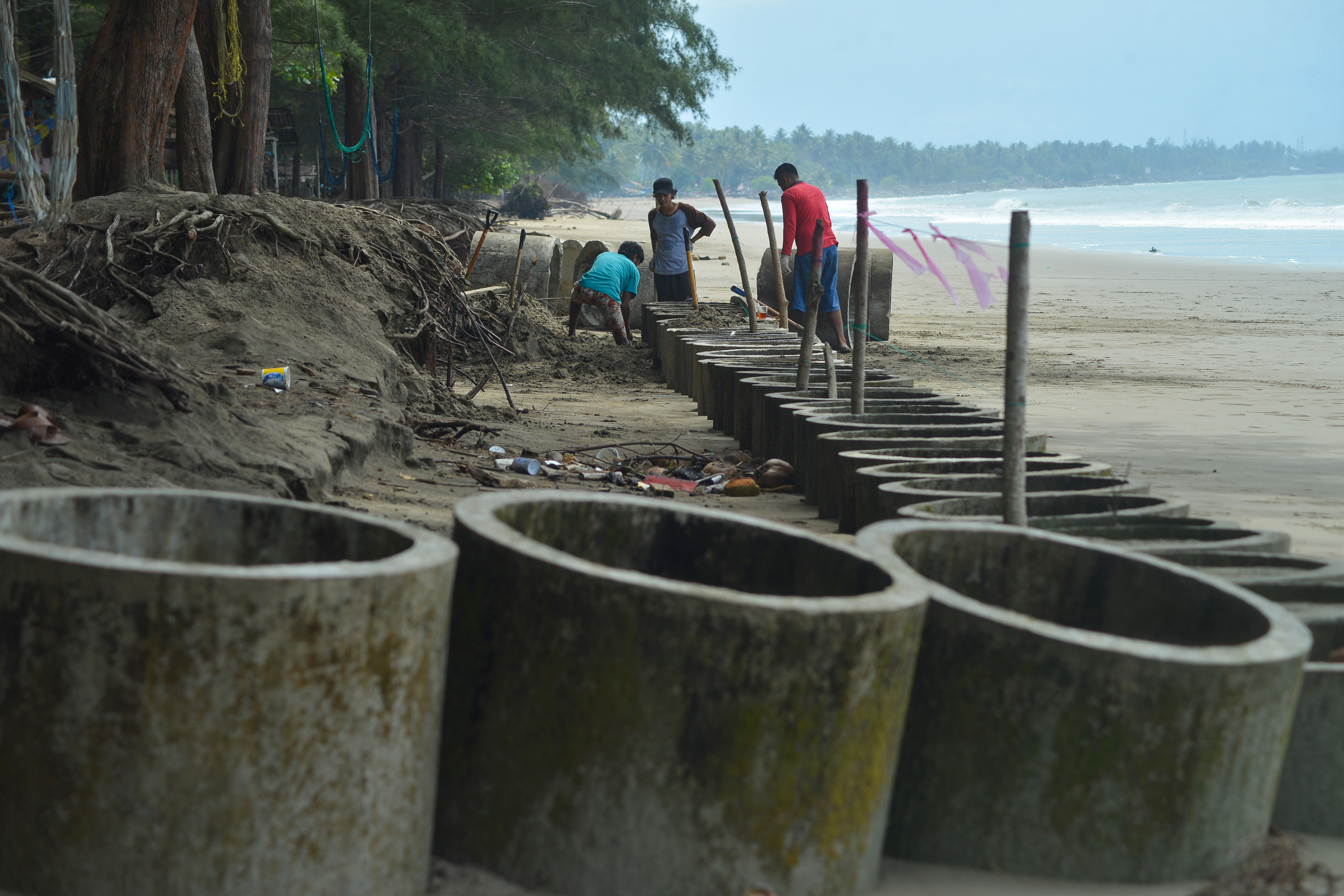 Pembuatan Tanggul Abrasi Swadaya Masyarakat 