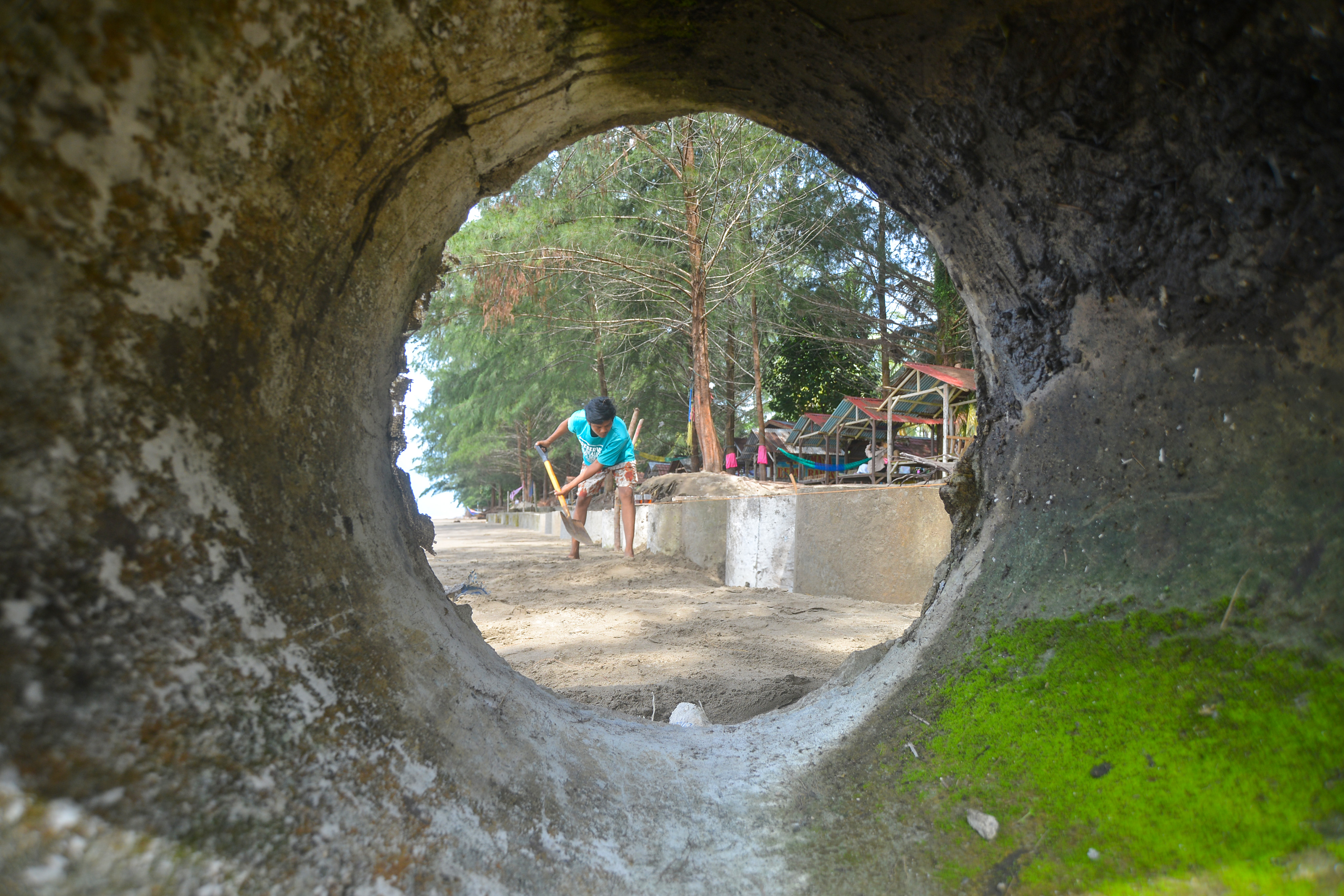 Pembuatan Tanggul Abrasi Swadaya Masyarakat 