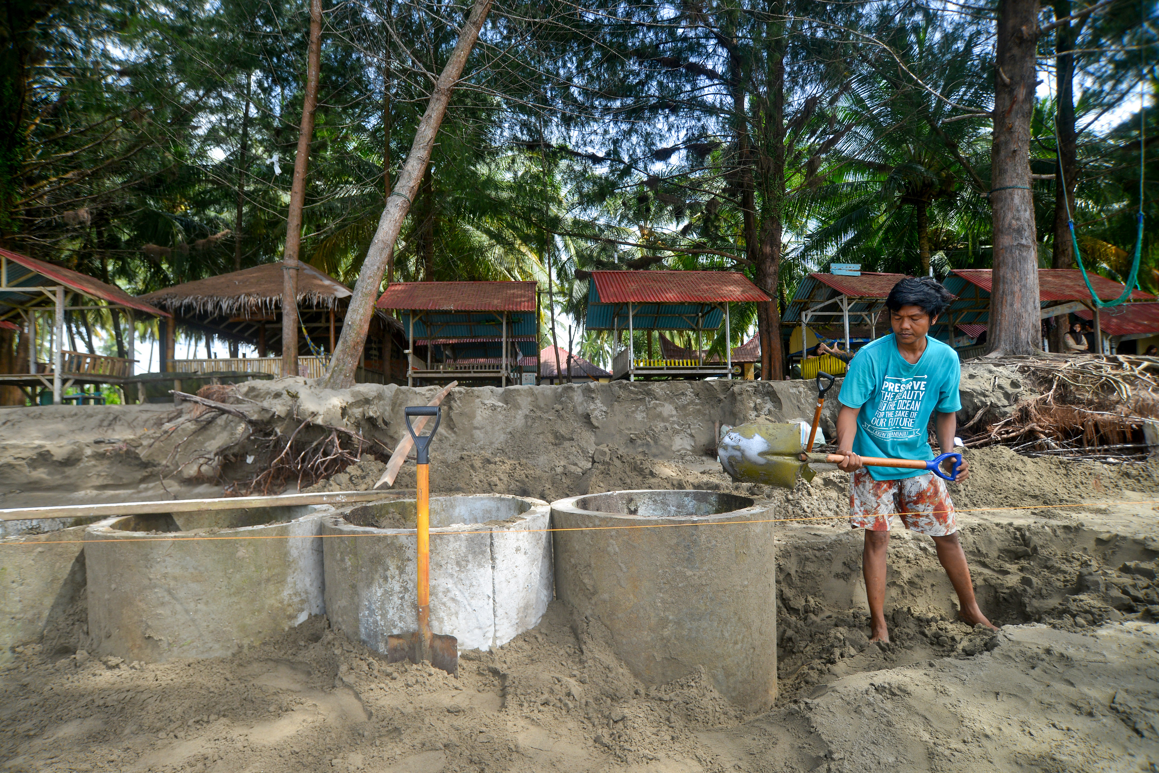 Pembuatan Tanggul Abrasi Swadaya Masyarakat 