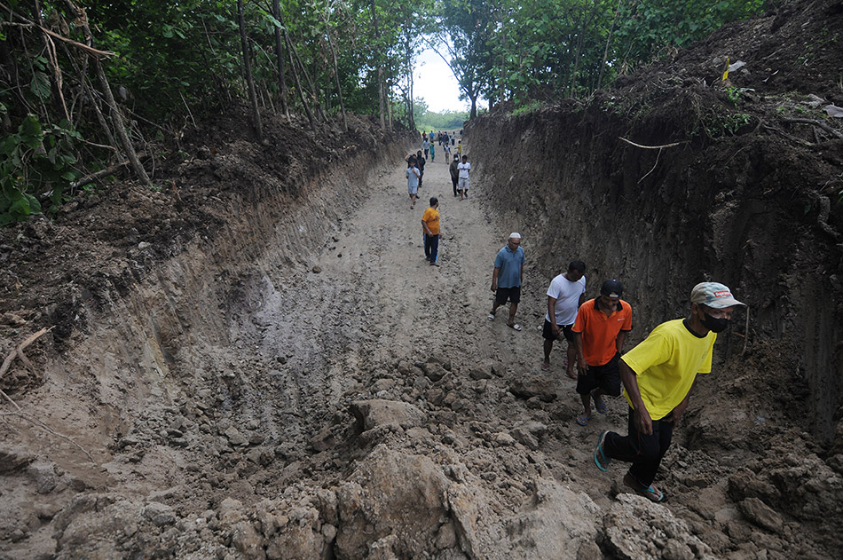Lahan Desanya Dikeruk untuk Uruk Tol, Warga Klaten Blokir Jalan