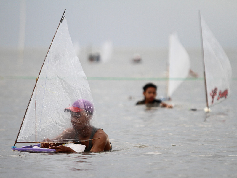 Lomba Balap Perahu Layar Mini