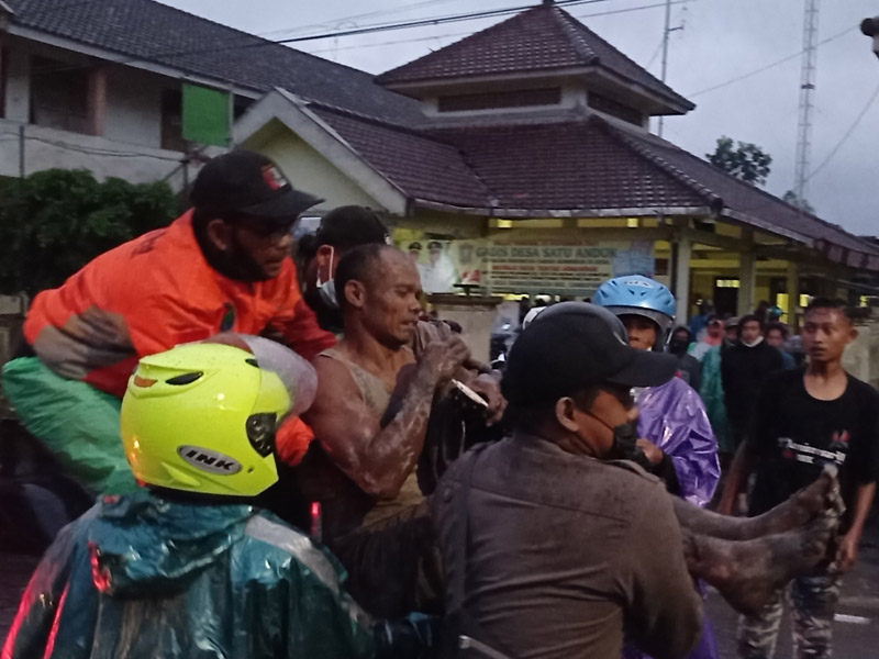 Evakuasi Korban Letusan Gunung Semeru