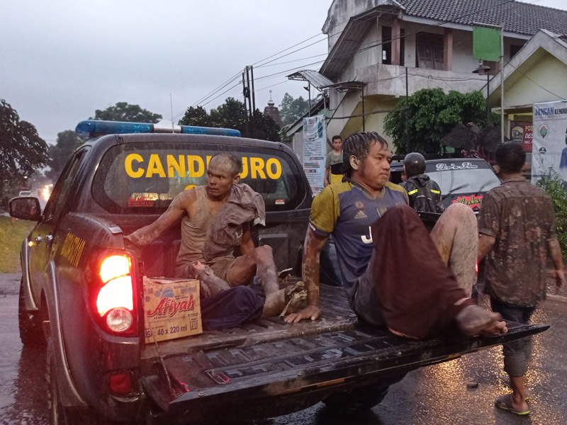 Evakuasi Korban Letusan Gunung Semeru