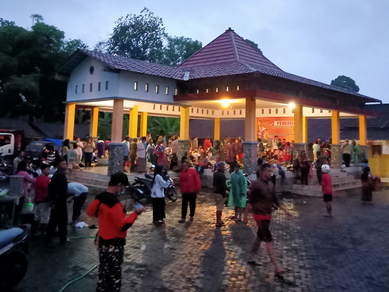 Pengungsian Warga Terdampak Erupsi Gunung Semeru