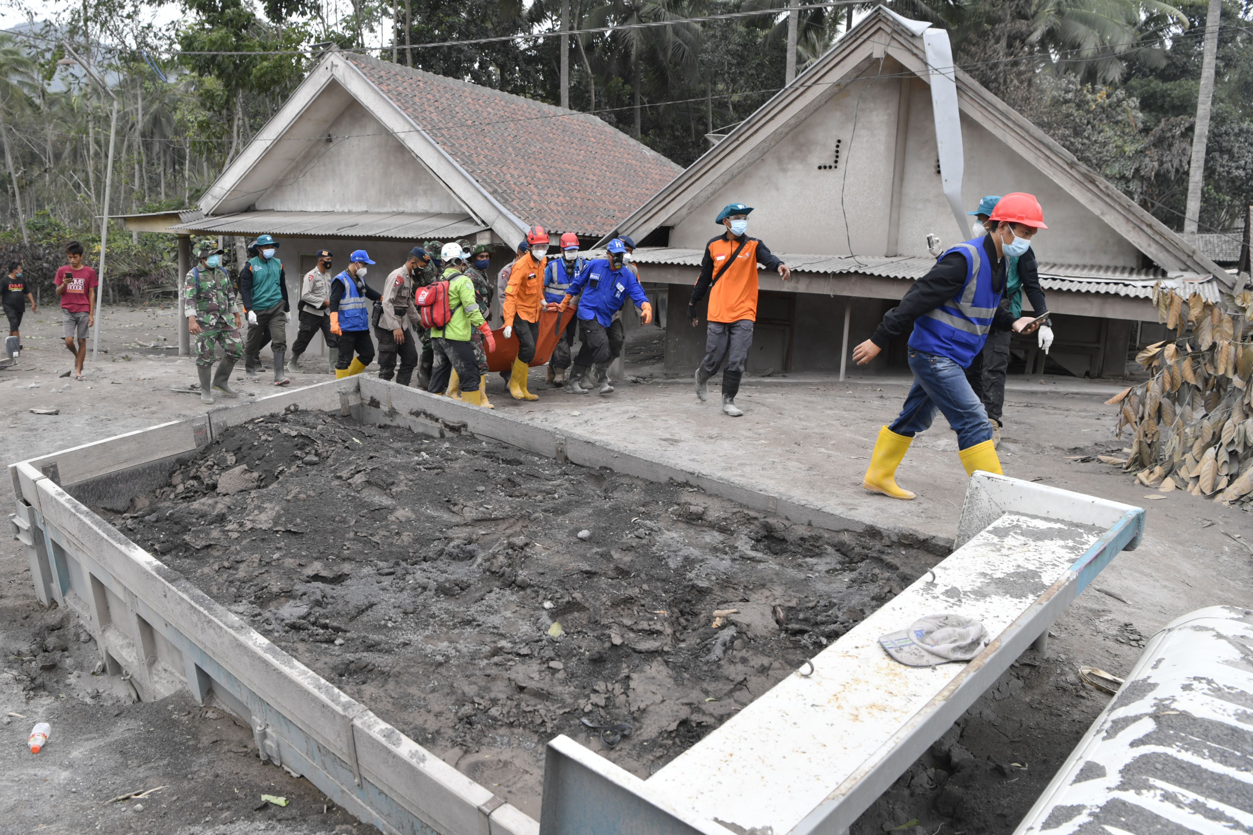 Evakuasi Korban Erupsi Gunung Semeru