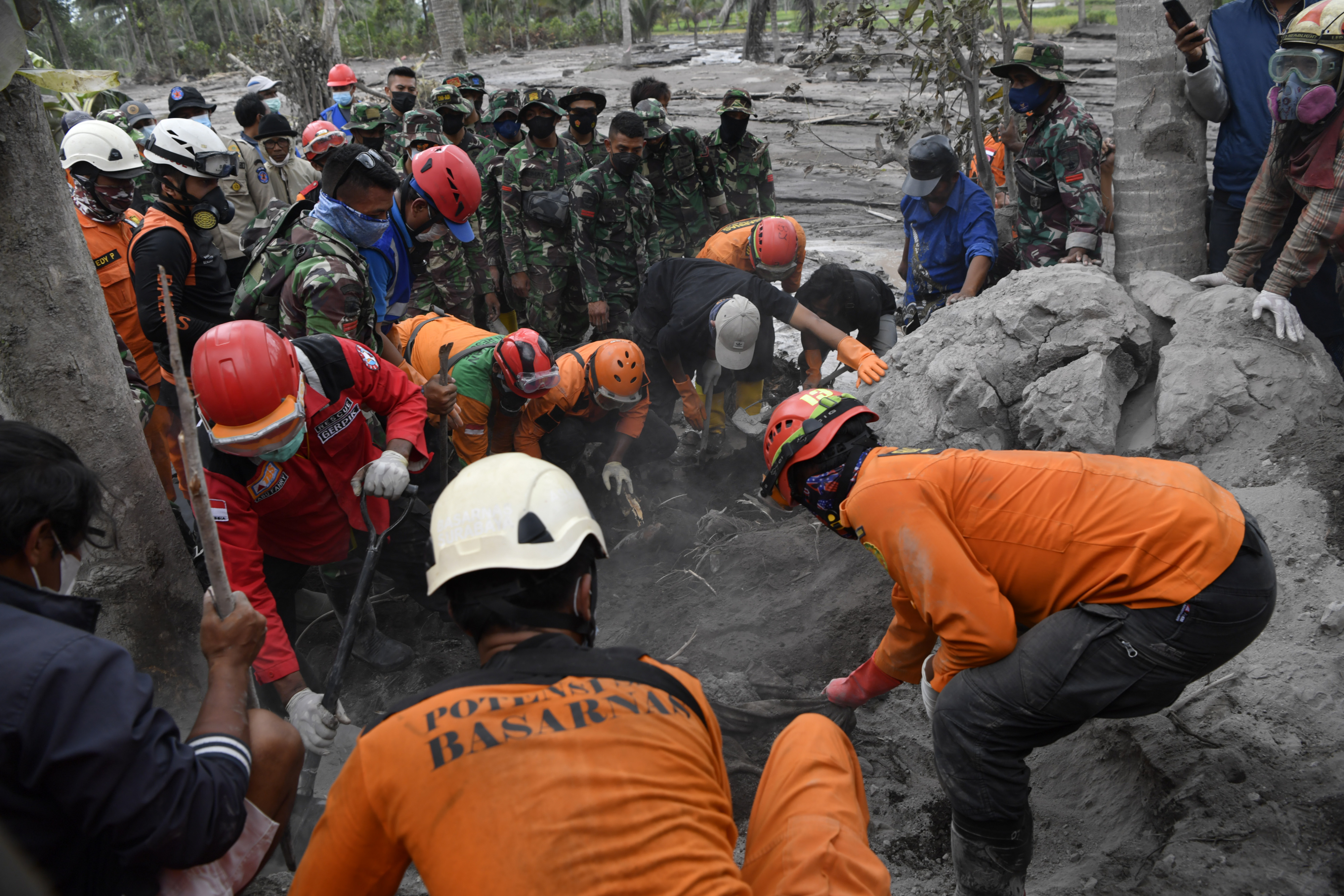 Evakuasi Korban Erupsi Gunung Semeru