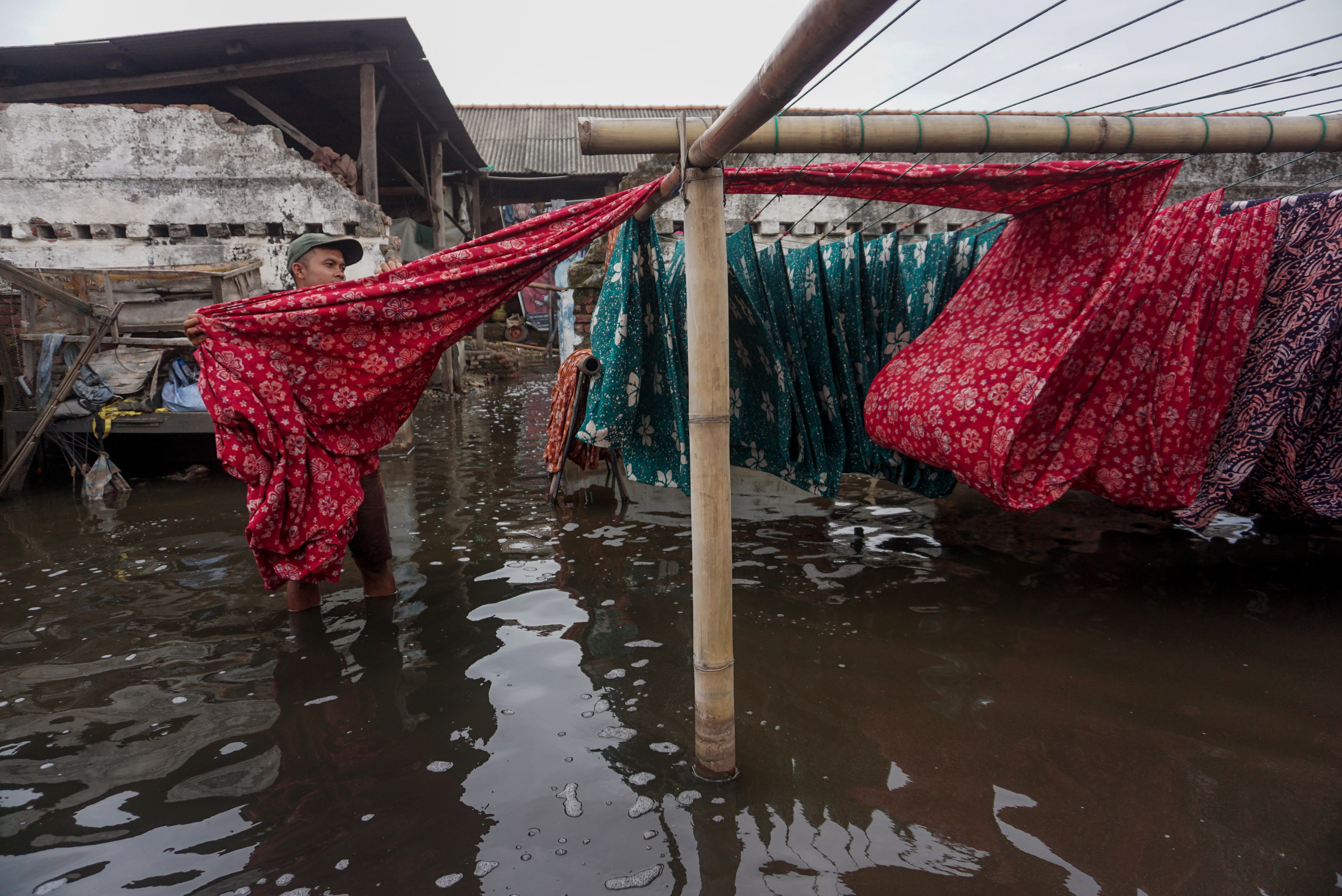 Produksi Batik di Tengah Banjir Rob