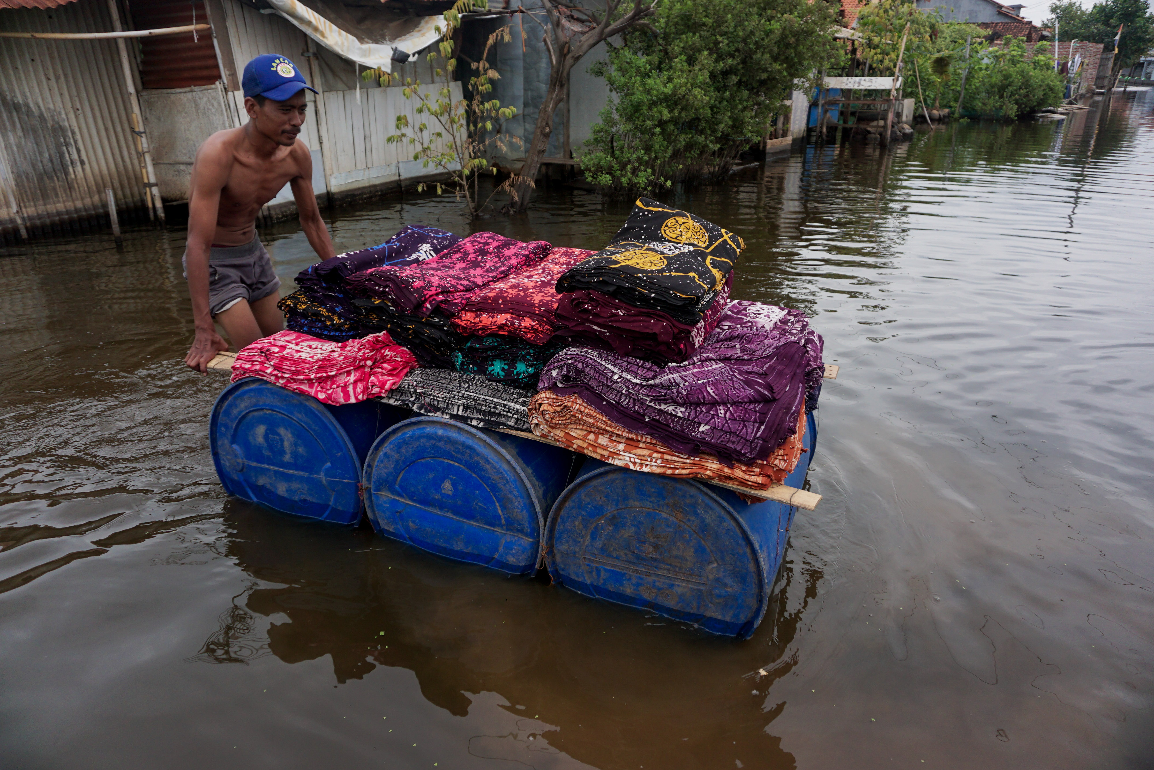 Produksi Batik di Tengah Banjir Rob