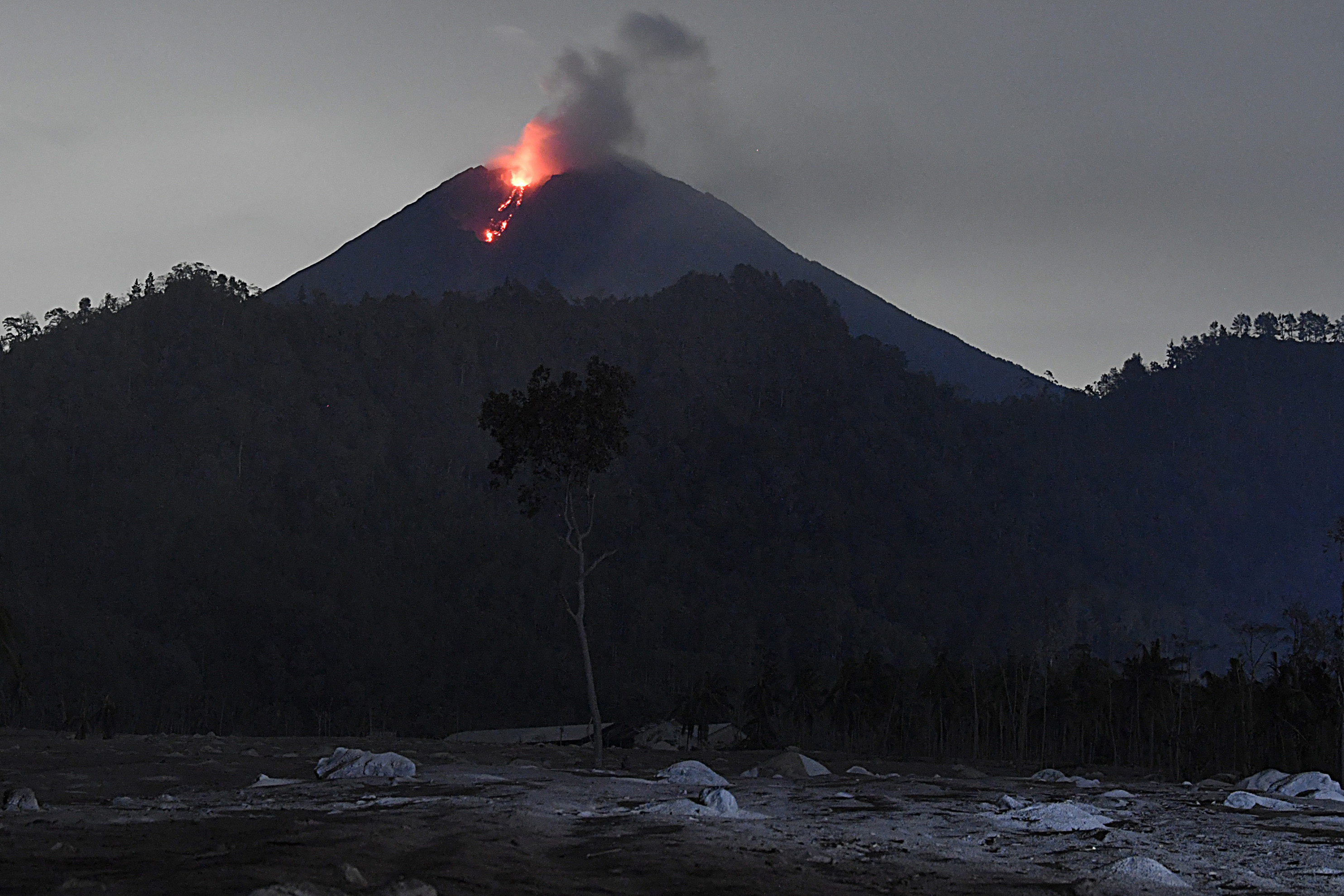 Lava Pijar Gunung Semeru