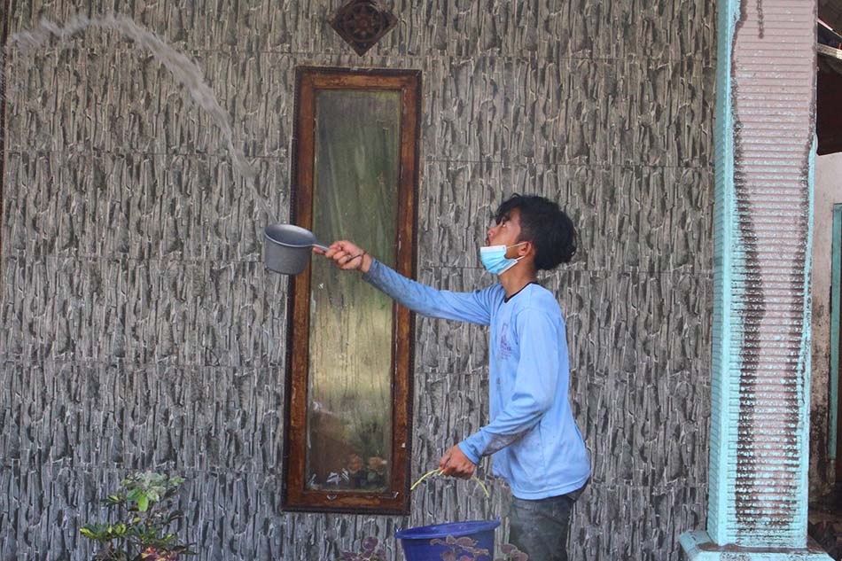 Warga Bersihkan Rumah dari Abu Vulkanik Semeru