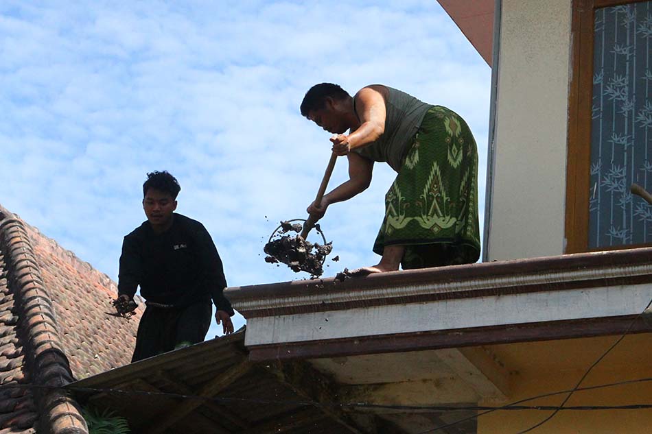 Warga Bersihkan Rumah dari Abu Vulkanik Semeru