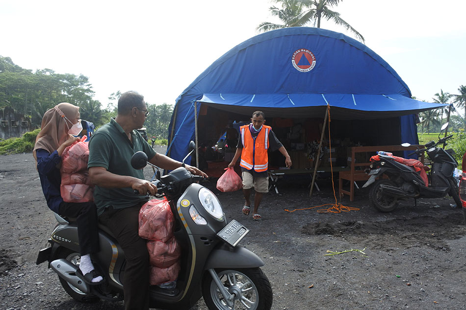 Memasak Makanan Untuk Pengungsi Gunung Semeru