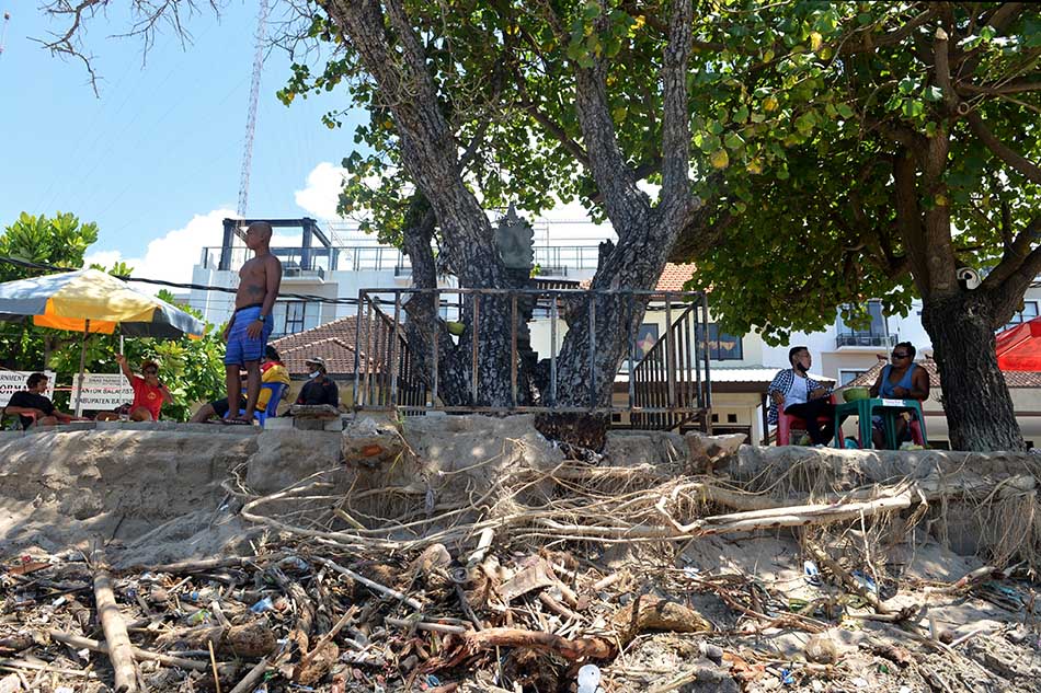 Abrasi di Pantai Kuta Bali