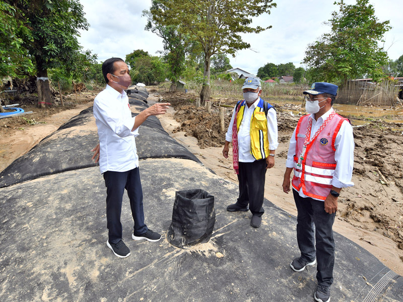Presiden Tinjau Penahanan Banjir Sintang