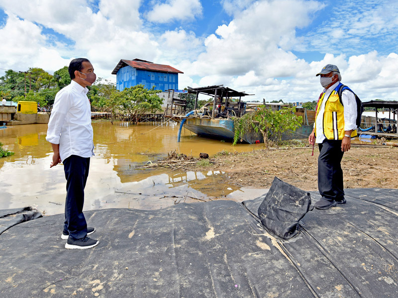 Presiden Tinjau Penahanan Banjir Sintang