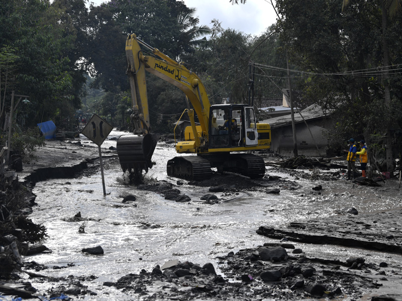 Bersihkan Material Gunung Semeru Di Kamar Kajang