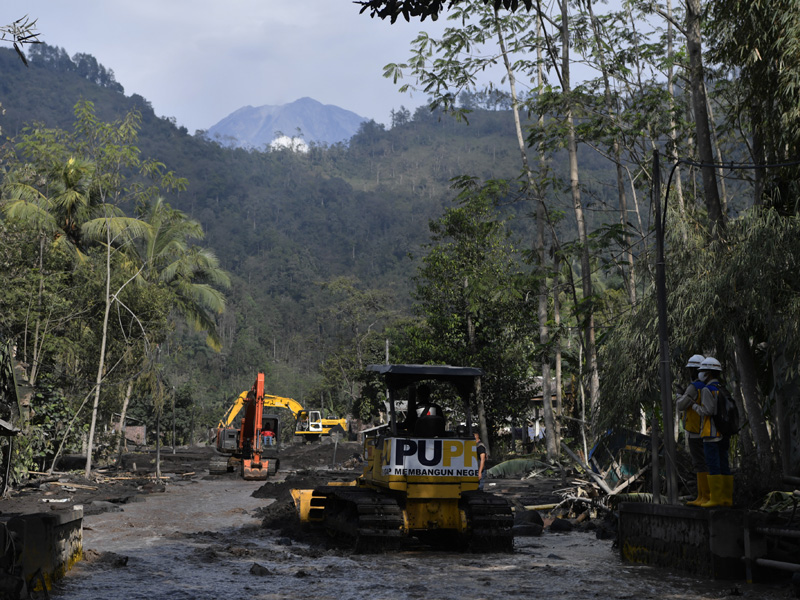 Bersihkan Material Gunung Semeru Di Kamar Kajang