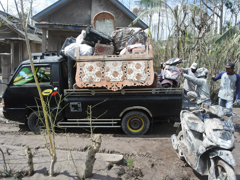Warga Selamatkan Barang Berharga Dari Rumah