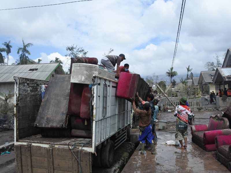 Warga Selamatkan Barang Berharga Dari Rumah
