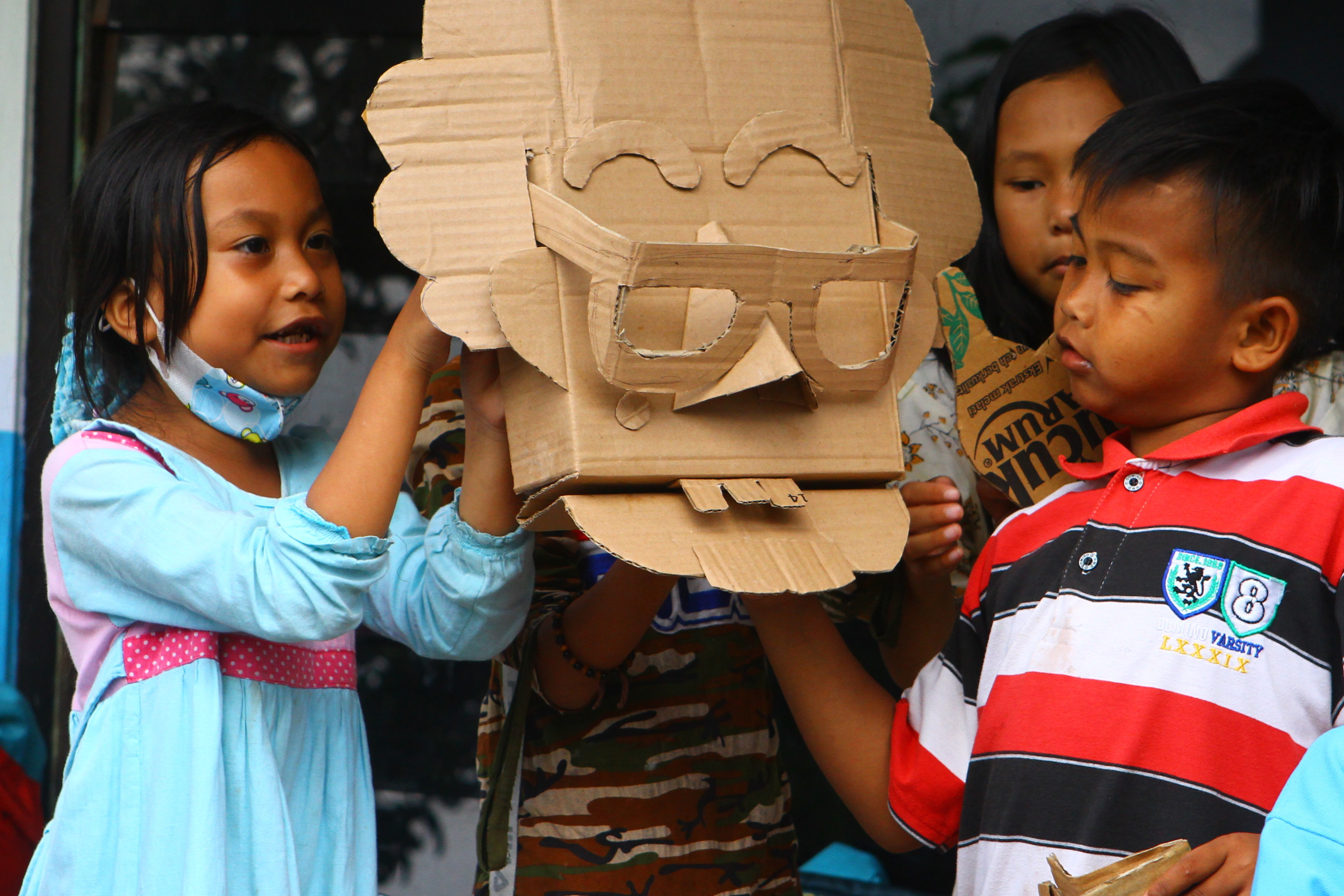 Hiburan Anak di Pengungsian Letusan Gunung Sinabung