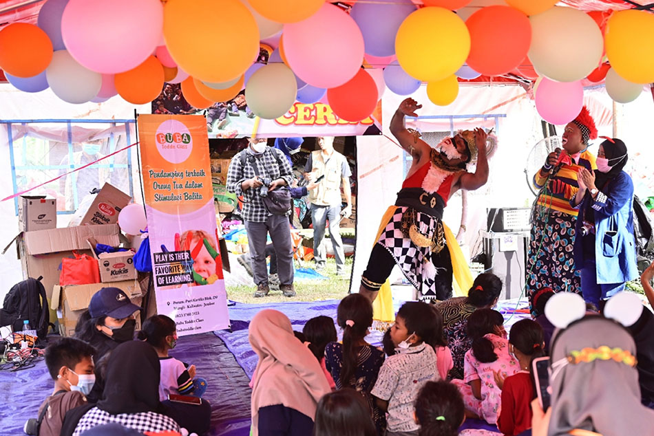 Trauma Healing Anak-Anak Pengungsi Gunung Semeru