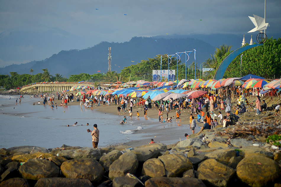 Pantai Muaro Lasak di Padati Pengunjung