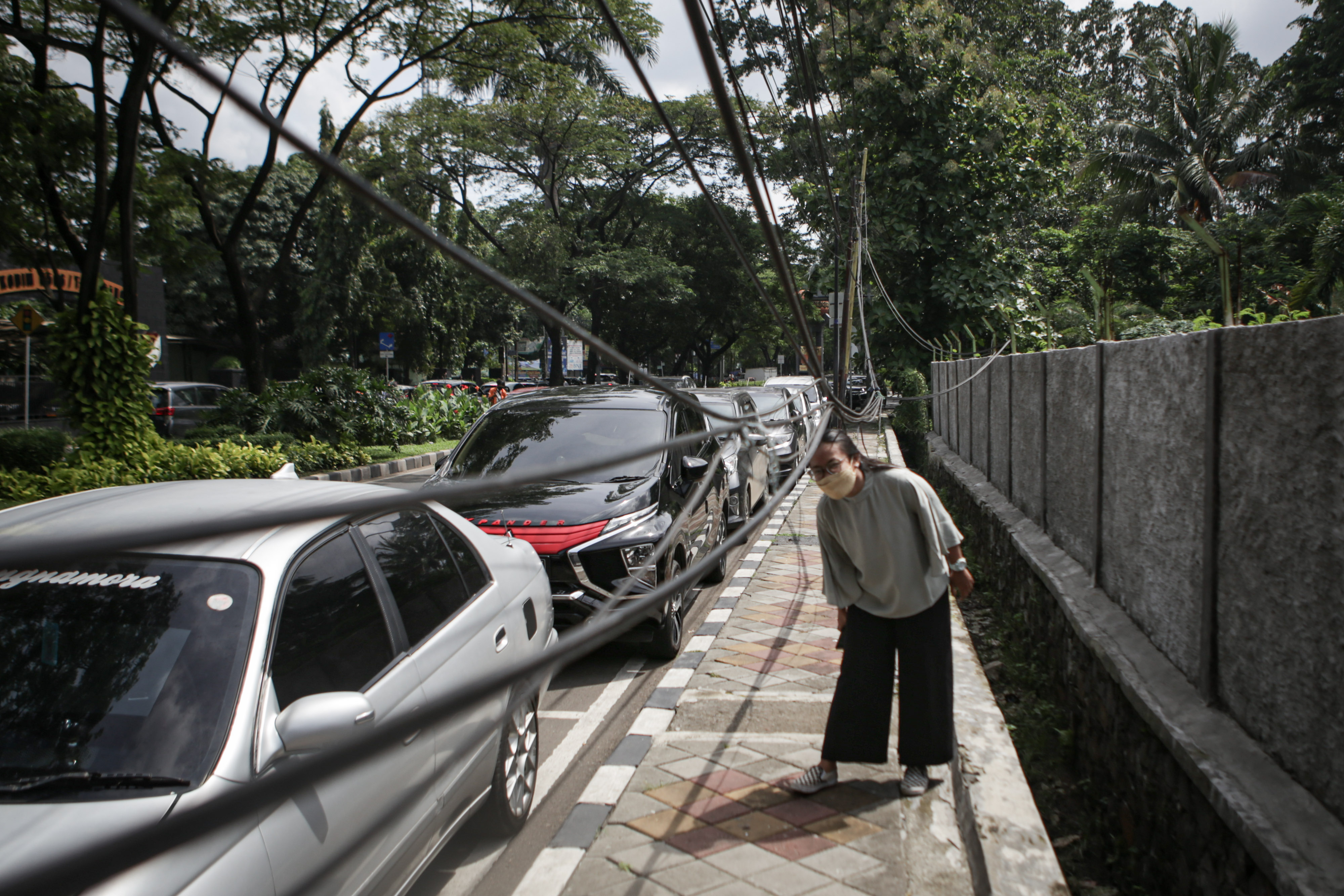 Kabel Menjuntai di Atas Trotoar