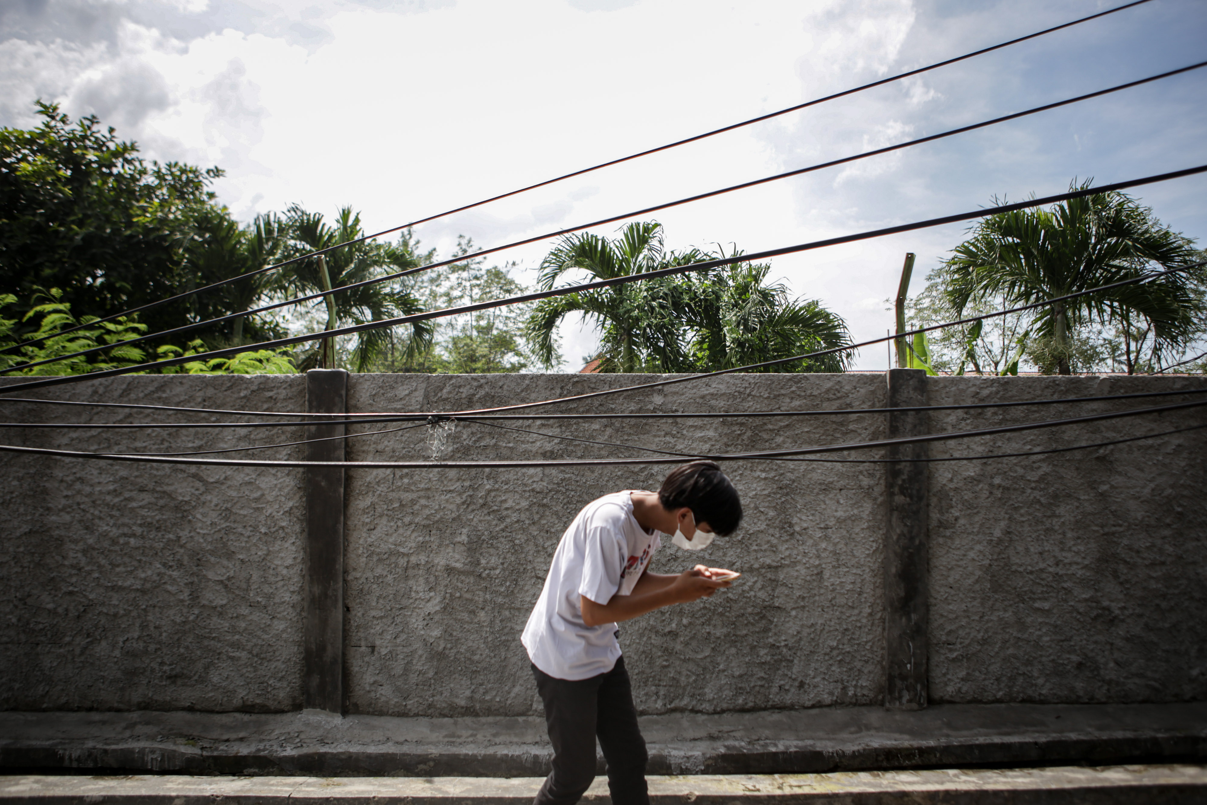 Kabel Menjuntai di Atas Trotoar