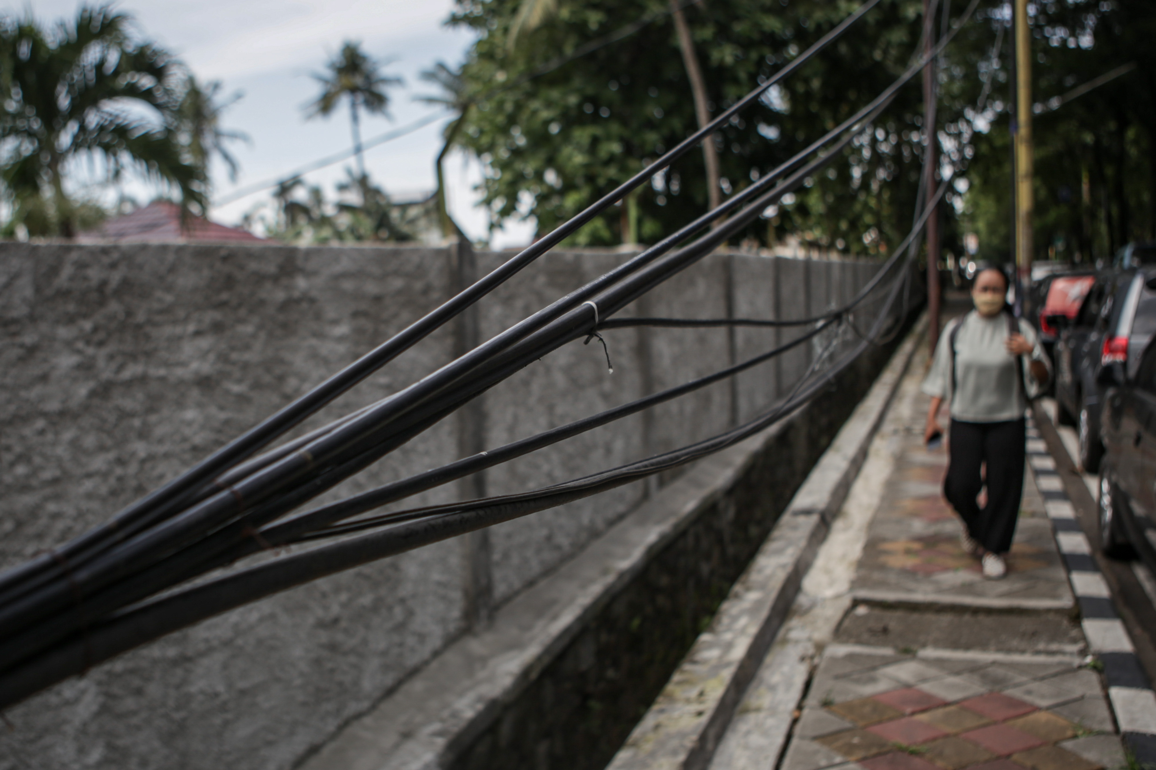 Kabel Menjuntai di Atas Trotoar