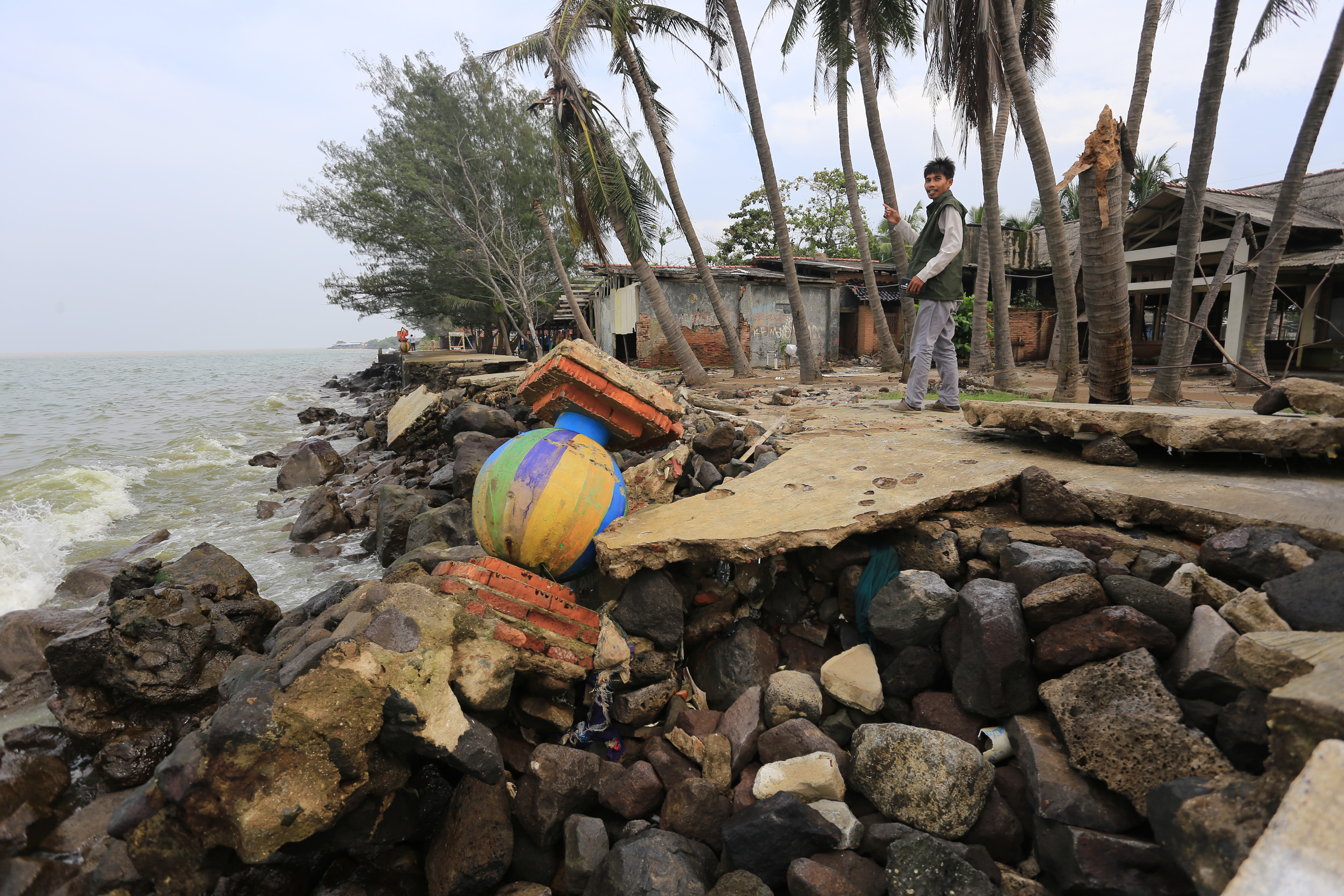 Dampak Abrasi Pantai Utara Jawa Barat