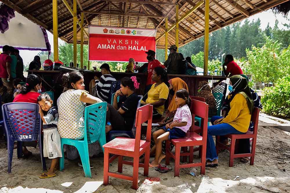 Vaksinasi di Pulau Buru Maluku