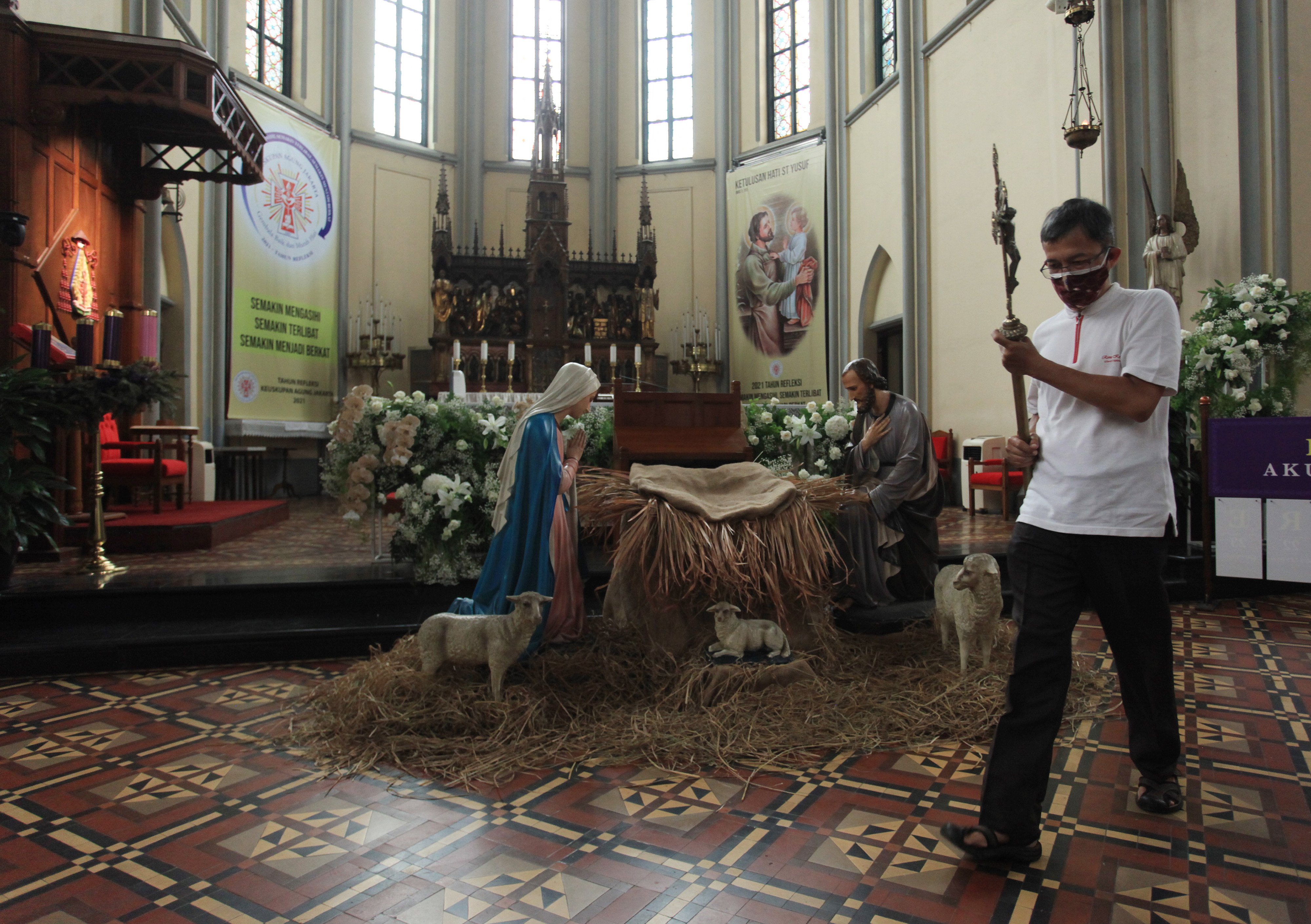 Persiapan Natal di Gereja Katedral