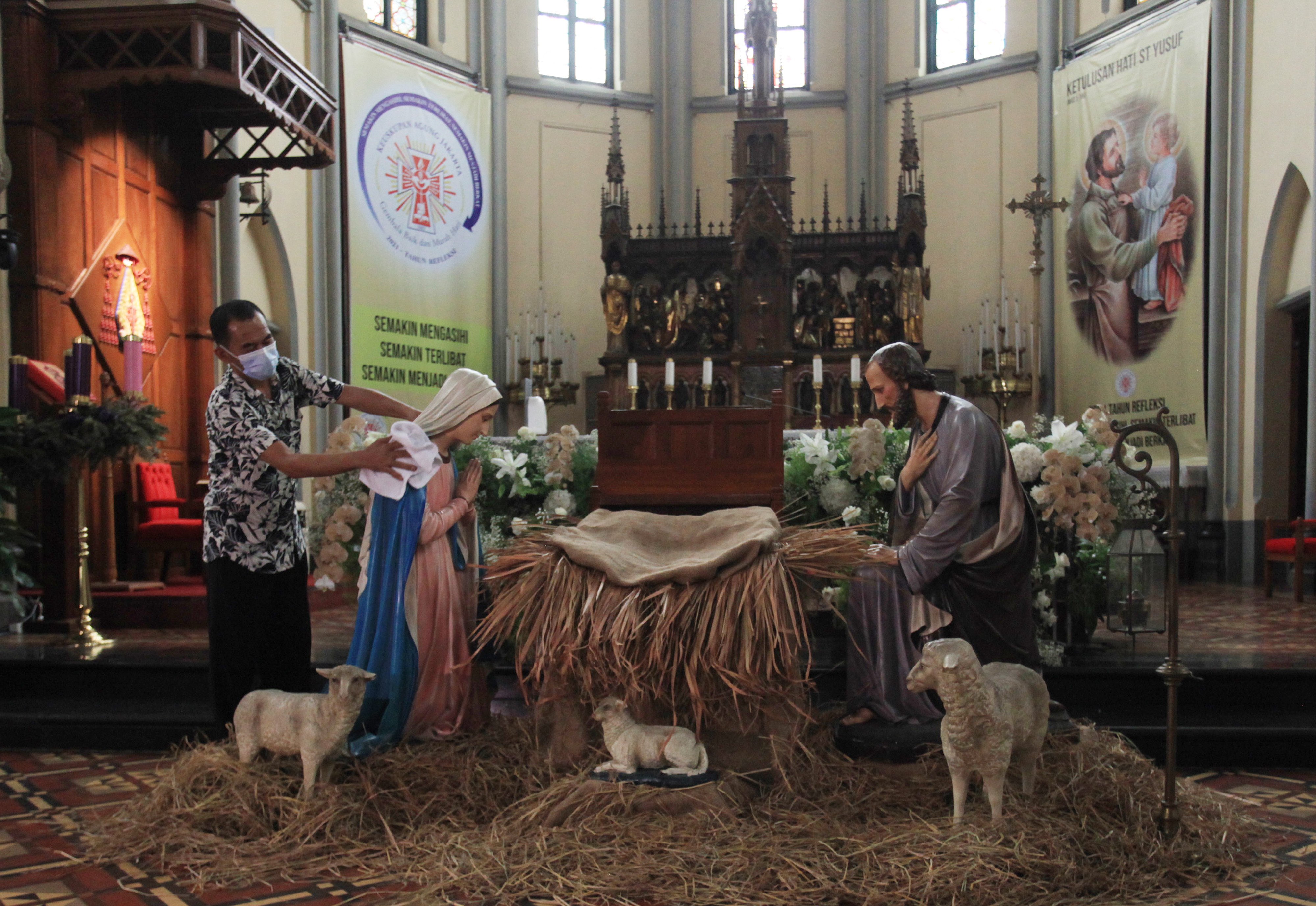 Persiapan Natal di Gereja Katedral
