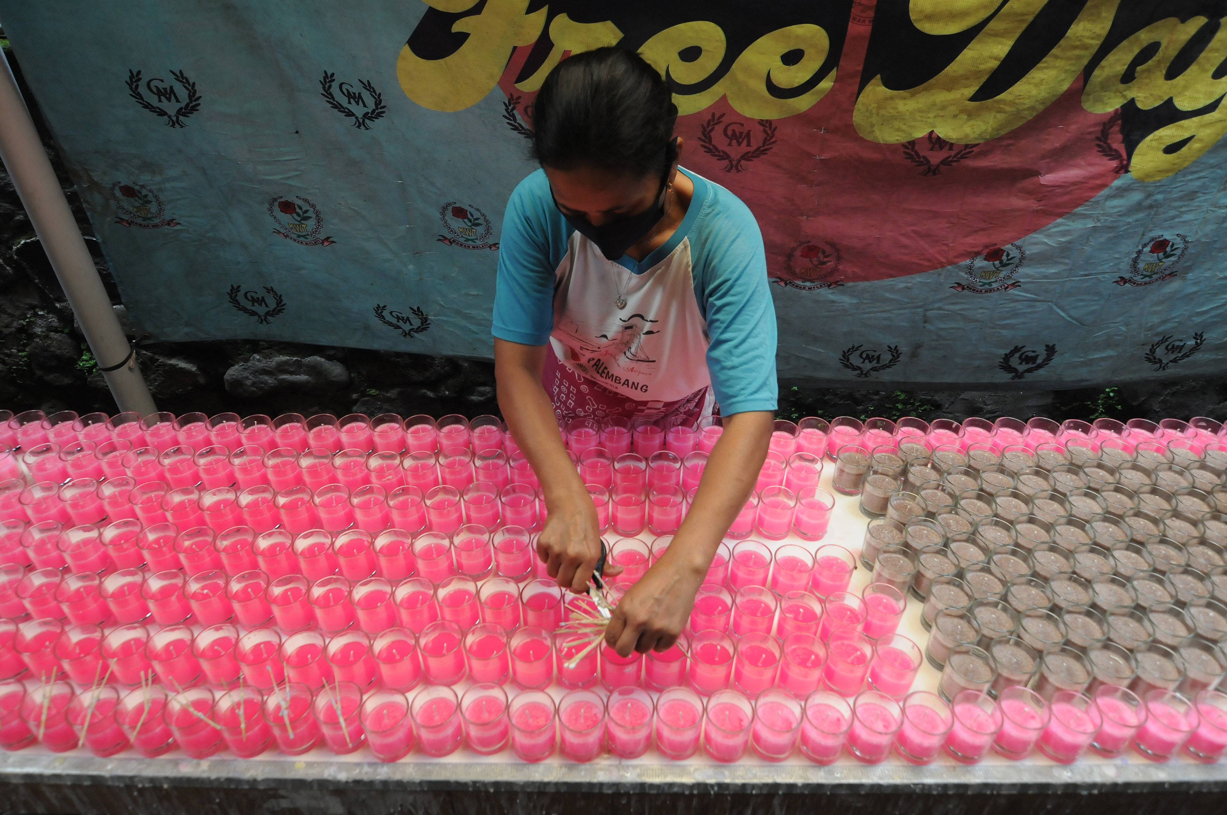 Produksi Lilin Jelang Natal